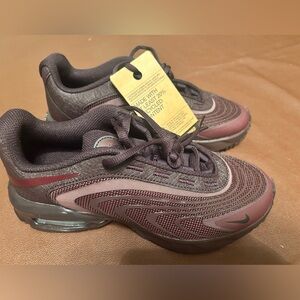 NWT Nike Airmax 720 Burgundy Athletic Running Shoes Sneakers Woman’s 7